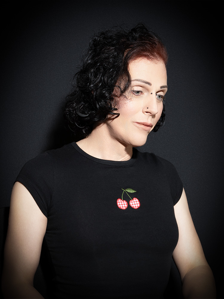 Aurora Show – Entertainerin und Comedian aus Ostfriesland, Porträt im schwarzen Shirt
