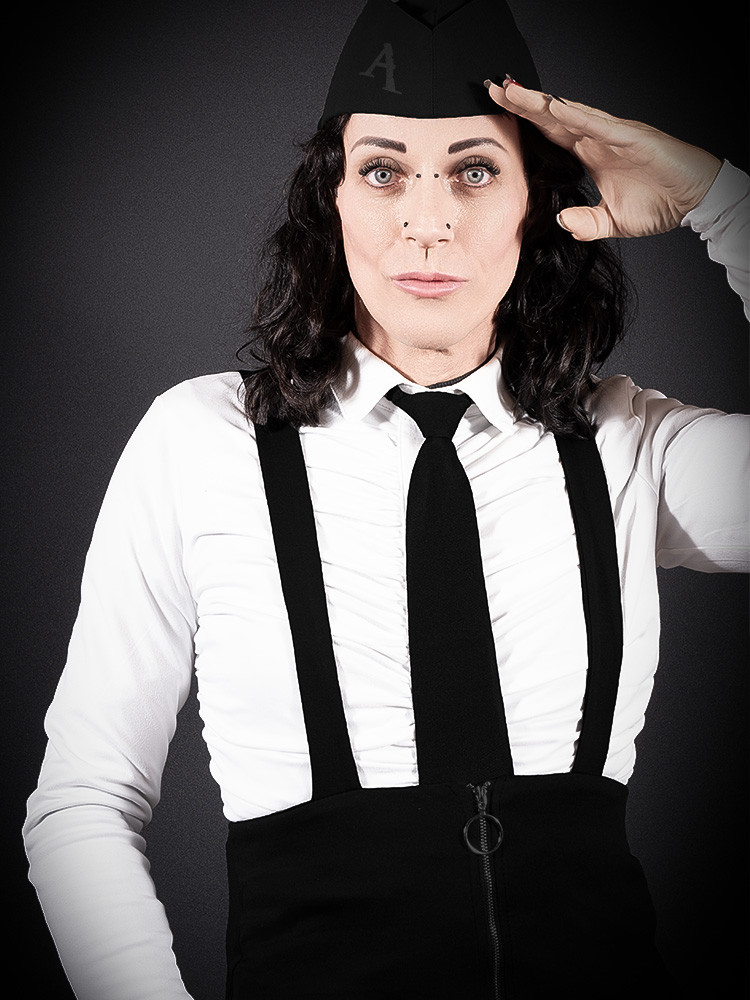 Aurora Show – wahrscheinlich die bekannteste Transgender-Frau Ostfrieslands, Studio-Porträt